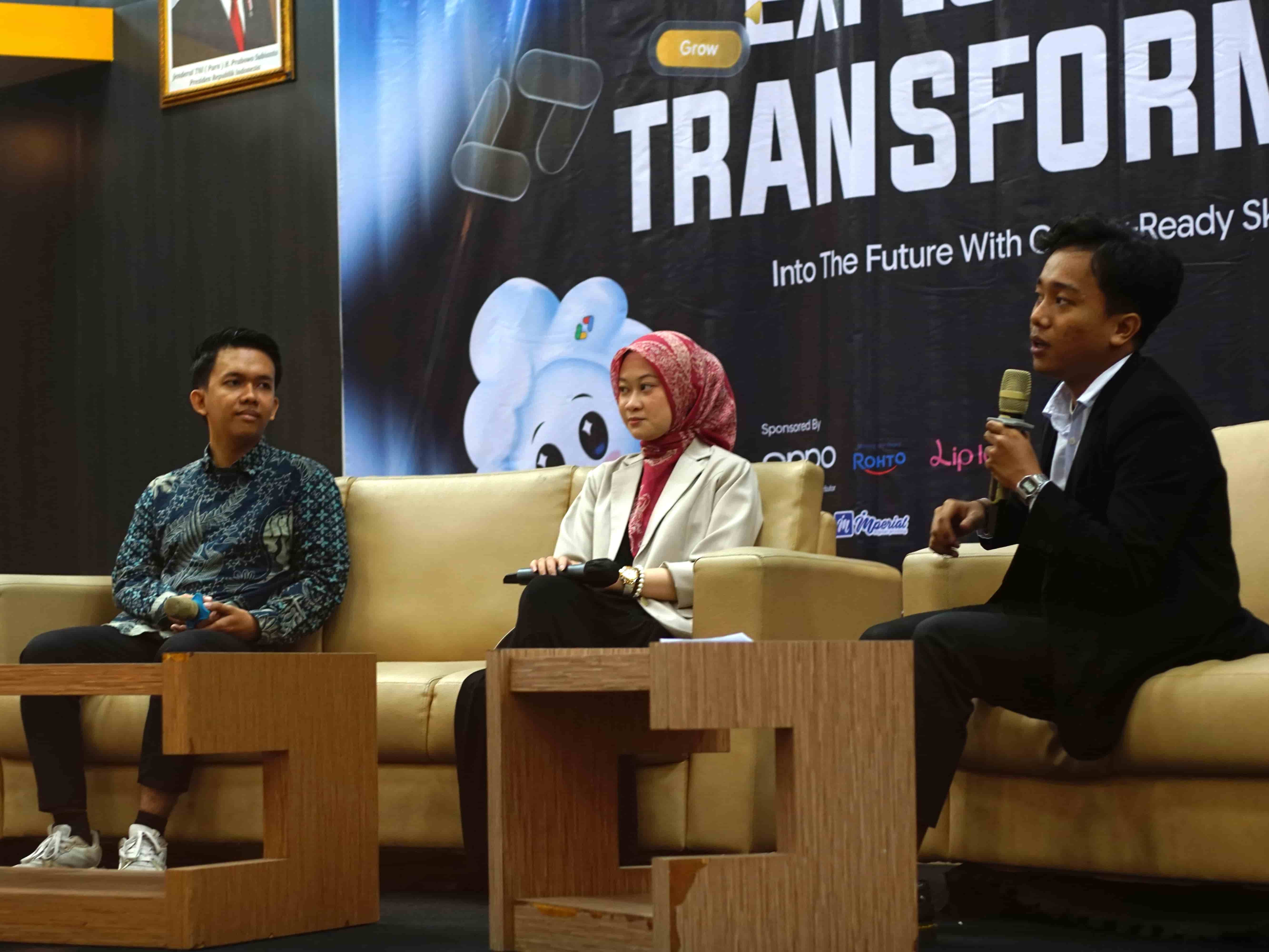 Rifqi Abdillah speaking at an academic technology event